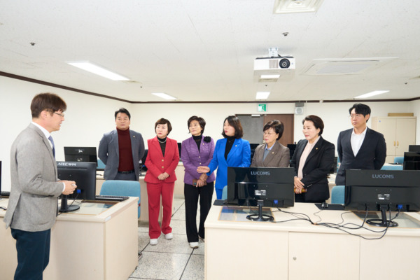 대전 서구의회 행정자치위원회는 17일 제293회 제2차 정례회 2025년도 행정사무감사 중 서구청 정보화교육장과 괴정동 국민체육센터 건립 공사 현장을 방문해 주요 현안을 점검했다고 밝혔다. 사진은 서구청 정보화교육장 방문 모습 / 대전 서구의회 제공