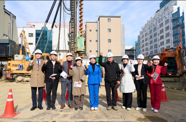 대전 서구의회 행정자치위원회는 17일 제293회 제2차 정례회 2025년도 행정사무감사 중 서구청 정보화교육장과 괴정동 국민체육센터 건립 공사 현장을 방문해 주요 현안을 점검했다고 밝혔다. 사진은 괴정동 국민체육센터 건립 현장 방문 모습 / 대전 서구의회 제공