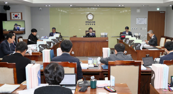 충남도의회 교육위원회는 17일 공주·논산계룡·금산·부여교육지원청을 대상으로 2025년도 행정사무감사를 실시하고, 교육 현장의 주요 현안과 제도 개선 필요성을 점검했다고 밝혔다. / 충남도의회 제공