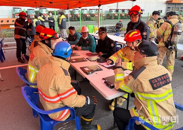 지난 15일 이랜드패션 물류센터 화재 현장에서 김석필 천안시장 권한대행 부시장이 소방 등 유관기관과의 상황판단 회의에 참석해 발언을 하고 있다. / 천안시 제공