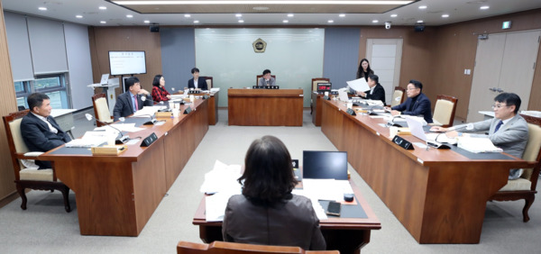 충남도의회 보건복지환경위원회는 17일 충남도 보건환경연구원과 충남사회서비스원을 대상으로 2025년도 행정사무감사를 실시하여 인력운용·재난 대응·사업 운영의 실효성을 집중 점검했다고 밝혔다. / 충남도의회 제공