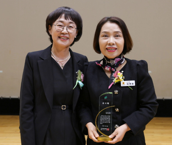 충남도의회는 지난 15일 서산시에서 열린 ‘제17회 서산시 어린이집 보육교직원 한마음대회’에서 국민의힘 이연희 의원이 지역 보육발전과 보육교직원 처우 개선에 기여한 공로를 인정받아 서산시 어린이집 연합회로부터 감사패를 수상했다고 밝혔다(사진 왼쪽부터 서산시 어린이집 연합회 양미희 회장). / 이연희 의원 제공