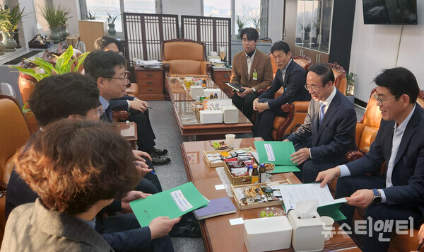 심민 임실군수가 안호영 기후에너지환경노동 위원장을 만나 현안 사업을 이야기 하고 있다. (2025 11 12) / 임실군 제공