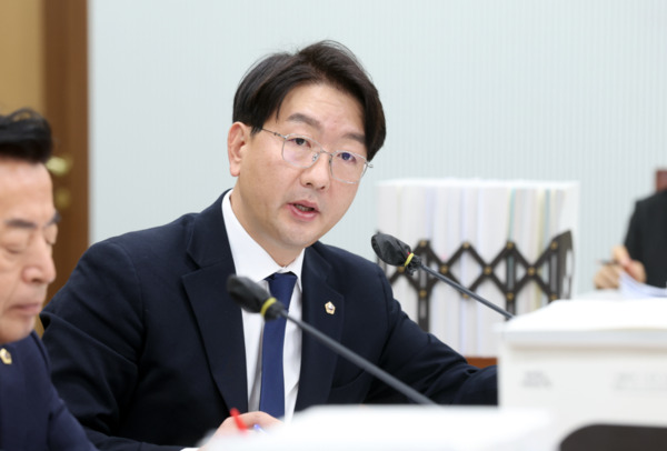 충남도의회는 지난 17일 더불어민주당 구형서 의원이 충남연구원 2025년도 행정사무감사에서 "충남연구원이 핵심 인력 장기교육의 결과물을 ‘학술등재후보지 이상’ 학술지 논문 게재로 규정한 현행 기준이 과연 적정한지 재검토가 필요하다"며, 제도 개선을 요구했다고 밝혔다. / 구형서 의원 제공