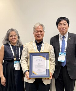 ​(가운데) 배기동 명예교수​