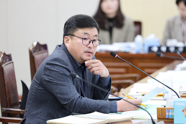 전남도의회 모정환 의원이 기획행정위원회에서 질의하고 있다./전남도 제공