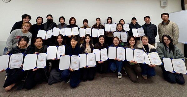 세종문화관광재단은 2025 한글 국제 프레 비엔날레의 후속 사업으로 추진한 '한글 전시기획자 양성 과정' 교육을 마무리하며 총 22명의 수료생을 배출했다고 18일 밝혔다. / 세종문화관광재단 제공