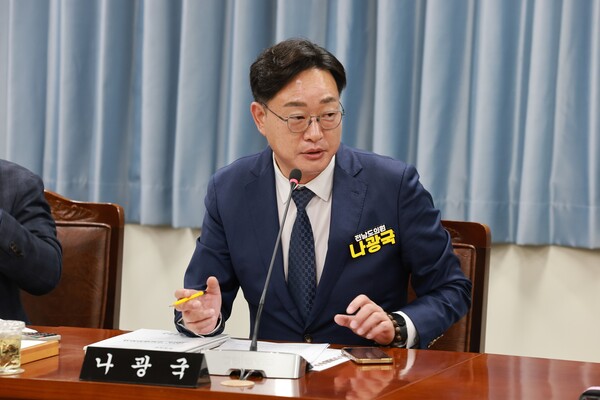 전남도 의회 나광국 의원이 18일 건설교통국 예산안 심사에서 건설교통국장에게 질의하고 있다./전남도의회 제공