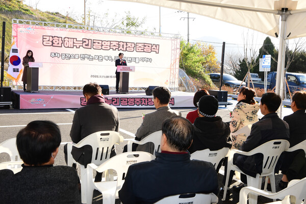 박용철 군수가 인사말을 전하는 동안 참석자들이 행사 내용을 경청하고 있다. / 강화군청 제공