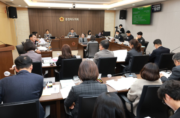 충북도의회 행정문화위원회는 18일 제430회 정례회 제1차 회의를 개최하고, 행정국·문화체육관광국·자치연수원·자치경찰위원회에 대한 2025년도 제3회 추가경정예산안을 심사했다고 밝혔다. / 충북도의회 제공