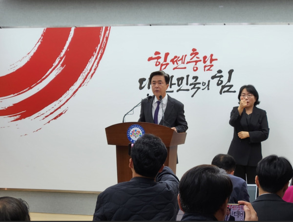 김태흠 충남지사는 18일 도청 브리핑룸에서 기자회견을 개최하고, “천안아산역 일대에 스포츠와 문화, 관광이 어우러지는 미래형 복합문화체육공간, 즉 돔구장 건립 사업을 본격 추진, 천안·아산을 인구 150만의 문화도시로 육성할 것”이라고 밝혔다. / ⓒ 뉴스티앤티