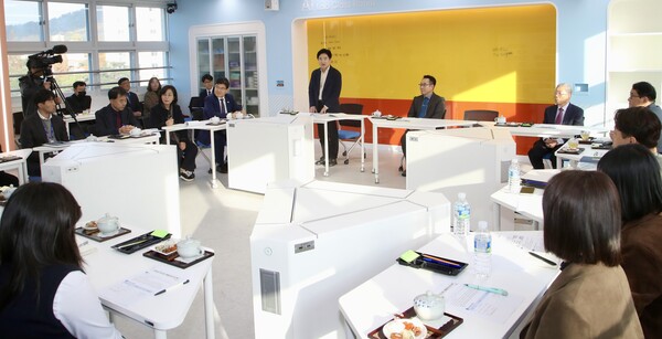 김대중 전남교육감과 해룡중학교 교육가족들이 ‘AI기반 교육과 인성교육 조화 방안’을 주제로 차담회를 하고 있다./전남교육청 제공