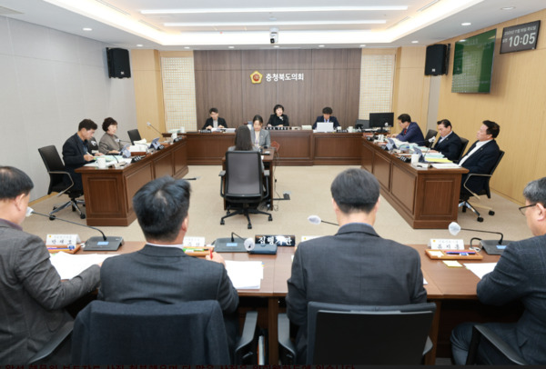 충북도의회 산업경제위원회는 18일 제430회 정례회 제2차 회의를 개최하고, 농업기술원과 경제통상국·과학인재국·투자유치국·농정국·충북경제자유구역청에 대한 2025년도 제3회 추가경정예산안을 심사했다고 밝혔다. / 충북도의회 제공