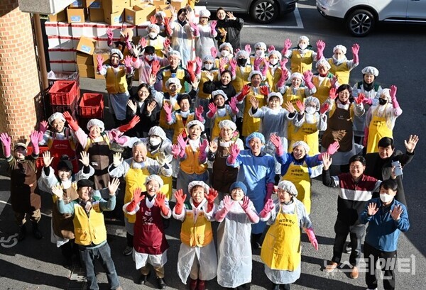 대전 중구가 18일 부사칠석놀이보존회관에서 ‘이웃사랑 김장 나눔’ 행사를 개최한 가운데, 참여자들이 기념촬영을 하고 있다. / 대전 중구 제공