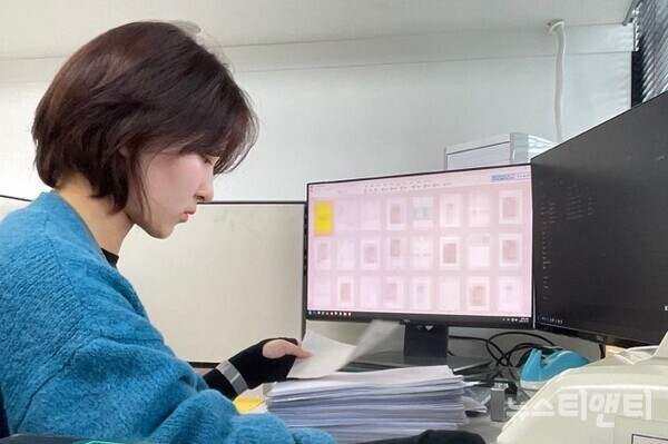 2025 미래내일 청년 일경험 지원사업(인턴형)’을 통해 로쏘㈜에서 인턴십을 수행하고 있는 청년의 업무 모습 / 국립한밭대학교 제공