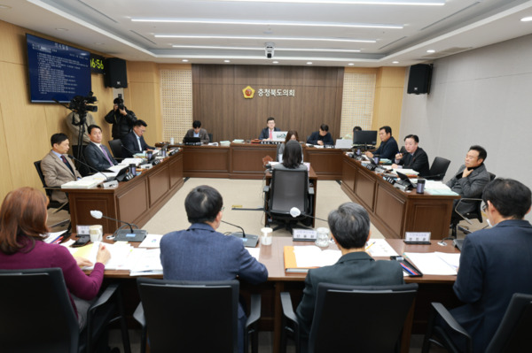 충북도의회 건설환경소방위원회는 18일 제430회 정례회 제1차 회의를 개최하고, 소방본부·재난안전실·바이오식품의약국·균형건설국·환경산림국에 대한 2025년도 제3회 추가경정예산안과 국립소방병원 개원 건의안·청주국제공항 민간전용 활주로 조성 관련 건의안·민간위탁 동의안 등 총 15건의 안건을 심사했다고 밝혔다. / 충북도의회 제공