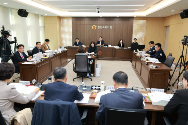 충북도의회 교육위원회는 18일 제430회 정례회 제2차 회의를 개최하고, 충북교육청 직속기관 및 교육지원청 소관 2025년도 제2회 충청북도교육비특별회계 추가경정 예산안을 심사했다고 밝혔다. / 충북도의회 제공