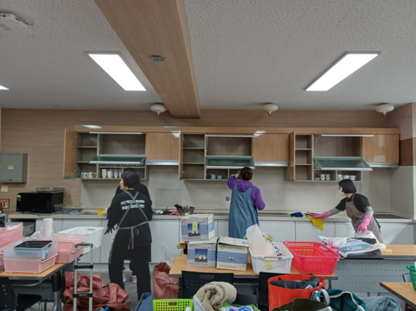 서산교육지원청 학교지원센터는 지난 17일 부춘중학교에서 가사실습교구 폐기 지원·교구 분류 정리·교구 라벨링 작업을 진행했다고 밝혔다. / 서산교육지원청 제공