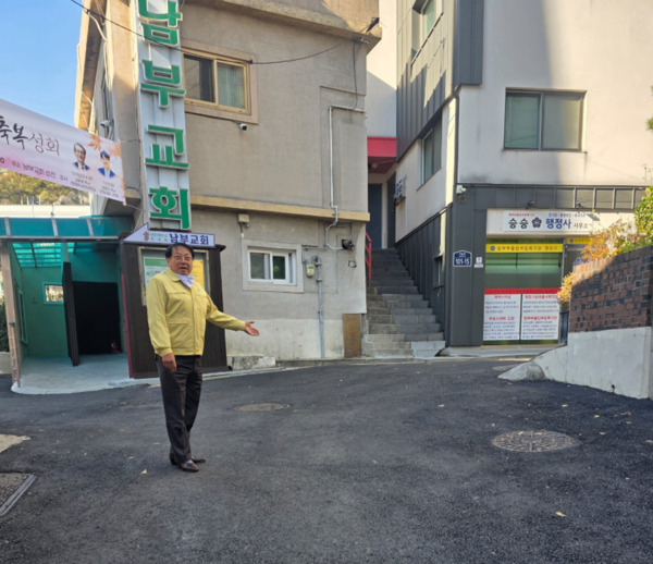 종로구의회는 18일 김종보 의원이 창신동과 숭인동 일대 도로시설물 현장 점검을 실시하며, 주민의 생활 안전과 편의를 위한 개선사항을 꼼꼼히 살폈다고 밝혔다. / 김종보 의원 제공