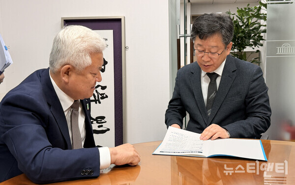 황인홍 무주군수가 안호영 의원과 면담을 갖고 있다. (2025 11 18) / 무주군 제공