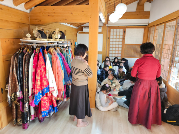 충남교육삼락회는 18일 홍성 금당초등학교 학생들과 홍성군교육삼락회 회원들을 대상으로 공주 백제역사 유적지구에서 올해 들어 세 번째이자 마지막인 향토역사·문화탐방을 실시한 가운데, 학생들이 공주한옥마을 전통문화 체험관에서 왕실복장 입어보기 체험을 진행하고 있다. / 충남교육삼락회 제공