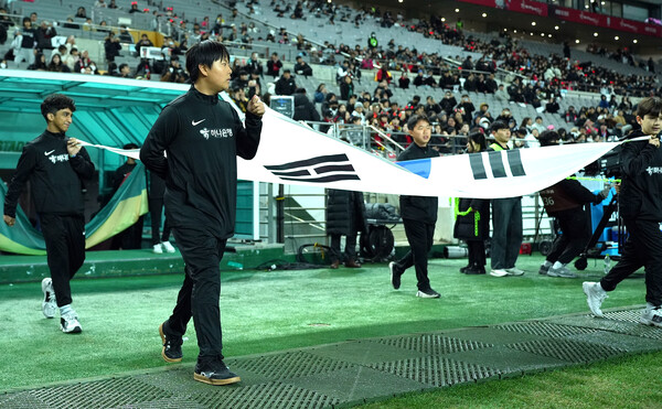 [사진자료②] 하나은행, 축구 국가대표 A매치 현장에서 이주배경 가정 아동, 청소년에게 매치볼 키드, 기수단 체험 제공!