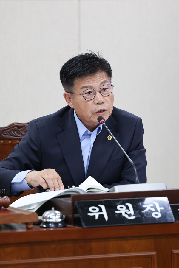 전남도의회 김문수 위원장이 전남바이오진흥원 행정사무감사에서 질의하고있는 모습/전남도의회 제공