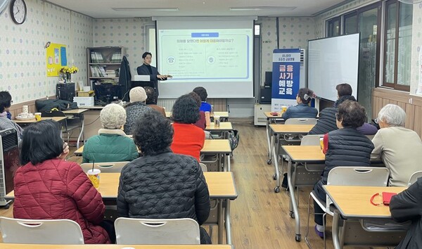 SBI저축은행이 합정종합복지사회관에서 시니어층을 대상으로 한 금융사기 예방 교육을 진행하고 있다.