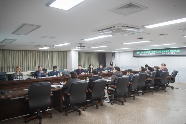 ‘제2차 서구 청년정책 기본계획 수립 연구용역’ 최종보고회가 18일 서구청 의원간담회장에서 열리고 있다. / 인천서구청 제공