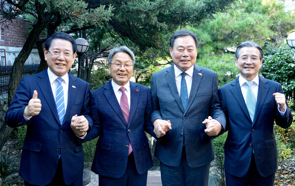 김영록 전라남도지사(왼쪽)가 19일 서울에서 광주 민간·군공항 통합이전 현안 논의와 관련, 김용범 대통령실 정책실잘(오른쪽), 강기정 광주광역시장(왼쪽 두 번째), 김산 무안군수와 간담회를 한 후 기념촬영을 하고 있다./전남도 제공