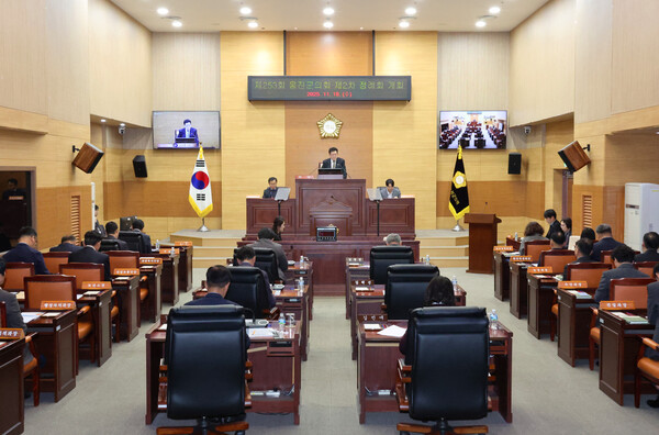 옹진군의회가 19일 제253회 제2차 정례회를 개회하며 본회의장에서 회기 운영 계획을 보고받고 있다. / 옹진군청 제공