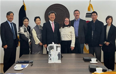 바바라 바쇼 교수(오른쪽)와 매튜 핸리 교수(왼쪽)가 11월 14일 국민대학교에서 열린 국제학술심포지엄에 참석해 기조발제를 진행하는 모습. (국민대 제공)