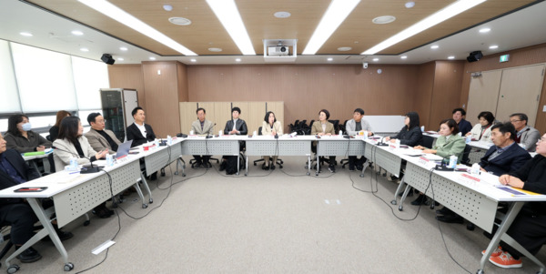 충남도의회는 19일 의회 1층 세미나실에서 '충남형 노인 통합돌봄 체계 구축 마련을 위한 연구모임'이 제3차 회의 및 '충청남도 노인 돌봄통합 지원 방안 연구' 용역 최종보고회를 개최했다고 밝혔다. / 충남도의회 제공