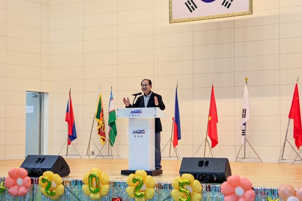 진도군에서 최근 열린 '다문화가족 한마음 축제'에 참석한 김희수 진도 군수가 축사을 하고 있다./진도군 제공