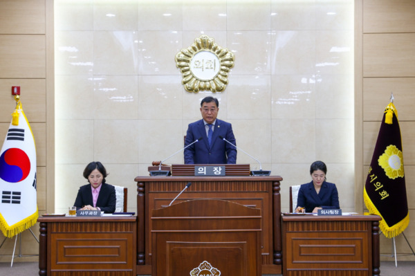 계룡시의회는 19일 제185회 정례회 제1차 본회의를 개회하고, 오는 12월 15일까지 27일간의 의사일정에 돌입한 가운데, 김범규 의장이 개회사를 하고 있다. / 계룡시의회 제공