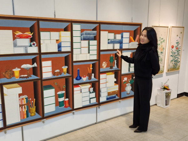 홍성궁중채색민화협회는 19일부터 오는 21일까지 홍성문화원 전시실에서 ‘민화 궁중 채색화 展’을 개최한 가운데, 신광숙 회장이 작품 설명을 하고 있다. / ⓒ 뉴스티앤티