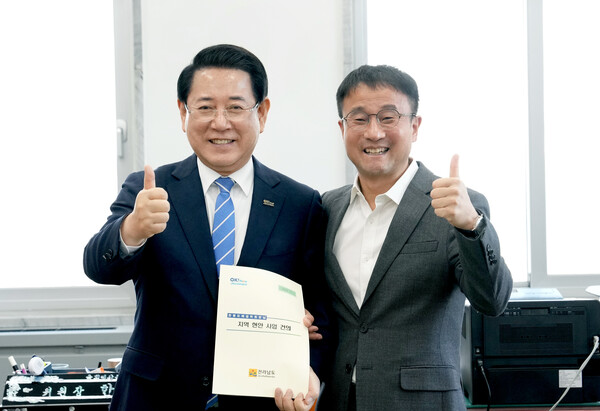 김영록 전라남도지사가 19일 서울 국회에서 한병도 국회 예산결산특별위원장과 면담을 갖고 2026년도 전남도 국고 핵심 사업 해결을 위한 건의 및 협조를 요청하고 있다./전남도 제공