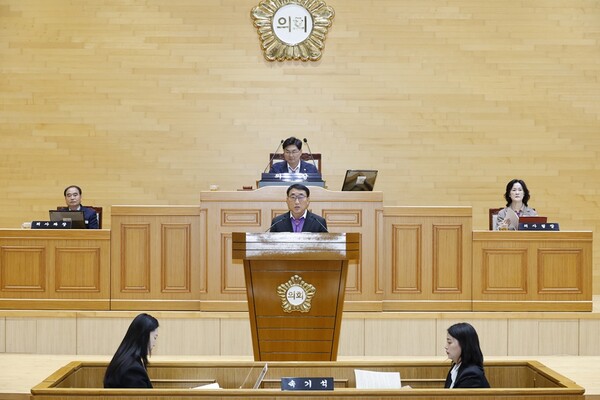 김대인 신안군수 권한대행이 시정연설을 하고 있다./신안군 제공