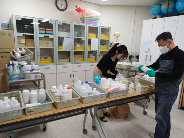 서산교육지원청은 학교지원센터는 지난 17일 서산서남초등학교를 방문하여 과학실 내 시약장 정리와 안전관리 강화를 위한 현장 지원을 실시했다고 밝혔다. / 서산교육지원청 제공