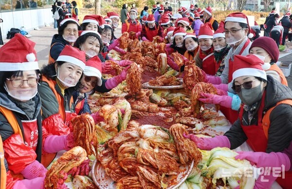 대전 동구가 19일 구청 광장에서 '천사의 손길' 김장 나눔 행사를 개최한 가운데, 봉사자들이 기념촬영을 하고 있다. / 대전 동구 제공