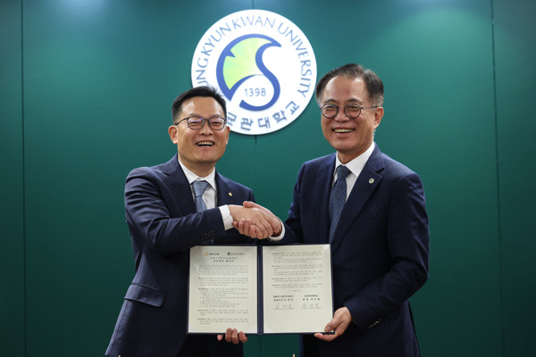 상호협력 협약 사진(왼쪽부터 손재일 한화시스템 대표이사, 유지범 성균관대 총장)