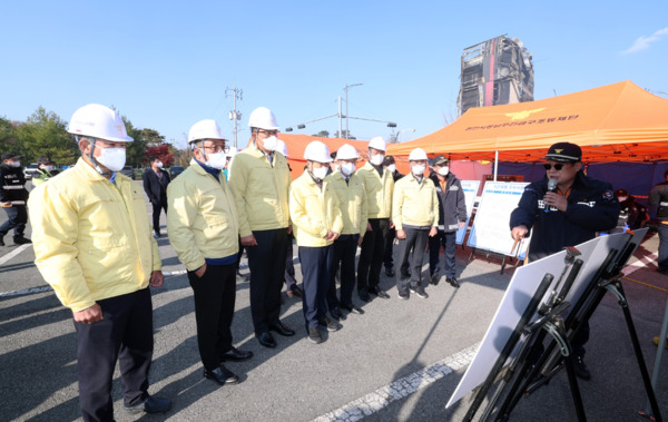충남도의회 건설소방위원회는 19일 천안시 풍세면에 위치한 이랜드패션물류센터 대형화재 현장을 찾아 화재 경과와 대응 과정을 보고받고, 현장 소방대원들을 격려했다고 밝혔다. / 충남도의회 제공