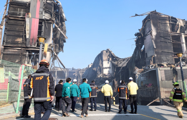 충남도의회 건설소방위원회는 19일 천안시 풍세면에 위치한 이랜드패션물류센터 대형화재 현장을 찾아 화재 경과와 대응 과정을 보고받고, 현장 소방대원들을 격려했다고 밝혔다. / 충남도의회 제공