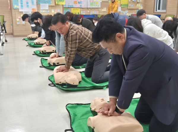 충북도의회 교육위원회는 제430회 정례회 회기 중인 19일 청주시 소재 환경교육센터를 현장 방문한 가운데, 의원들이 심폐소생술 교육을 체험하고 있다. / 충북도의회 제공