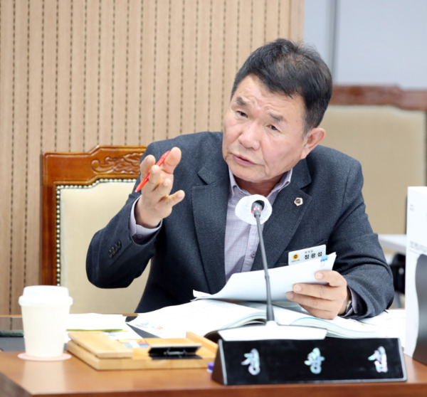 충남도의회는 지난 18일 국민의힘 정광섭 의원이 2025년도 행정사무감사에서 태안의 재선충 확산·도유림 국립공원 규제로 인한 주민 피해·안면도 관광 인프라 문제 등 지역 현안에 대해 충남도의 적극적인 대응을 촉구했다고 밝혔다. / 정광섭 의원 제공