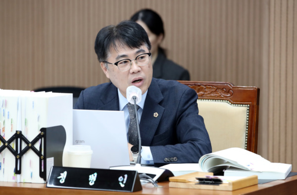 충남도의회는 지난 18일 더불어민주당 정병인 의원이 제362회 정례회 보건복지환경위원회 소관부서 종합감사에서 고위험 임산부 지원체계 전반을 점검하며 관련 부서 간 단절로 인한 정책 공백을 지적하고, 긴밀한 협조 체계 구축을 주문했다고 밝혔다. / 정병인 의원 제공