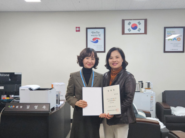 충남사회서비스원은 지난 17일 강유임 센터장을 신임 청소년상담복지센터장으로 임용한 가운데, 강유미 신임 센터장이 김영옥 원장에게 임명장을 받은 후 기념촬영을 하고 있다(사진 왼쪽부터 강유임 센터장, 김영옥 원장). / 충남사회서비스원 제공