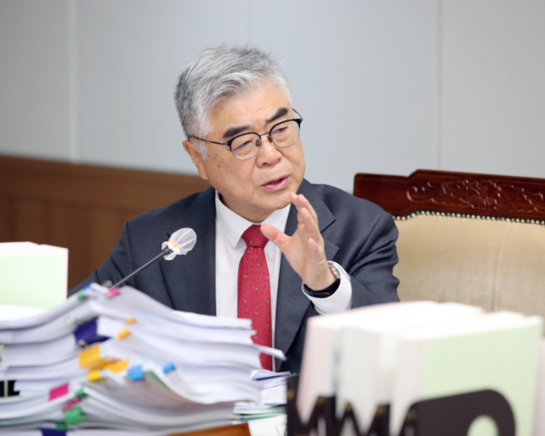 충남도의회는 19일 국민의힘 유성재 의원이 충남교육청을 대상으로 한 2025년도 행정사무감사에서 '학교스포츠클럽 활성화와 혁신학교 성과검증 체계 정립'을 강하게 주문했다고 밝혔다. / 유성재 의원 제공