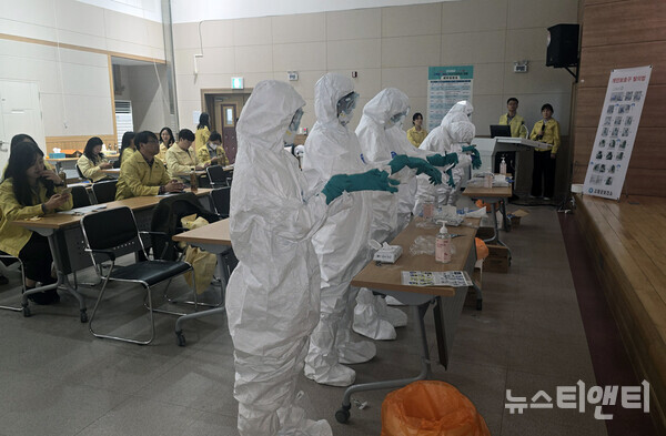 고창군이 조류인플루엔자 유행에 대비해 인체감염예방 교육 및 모의훈련을 실시하고 있다. (2025 11 18) / 고창군 제공