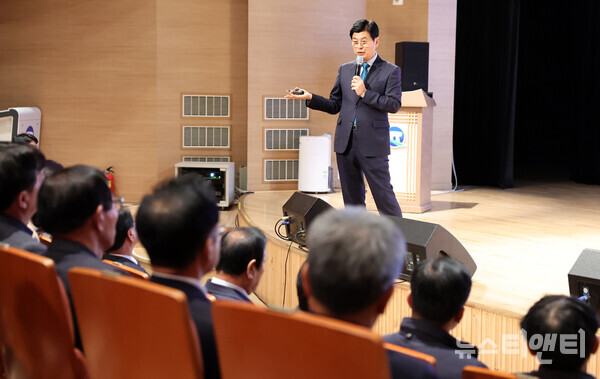 이춘희 전 세종시장이 고창 동리국악당에서 강연을 하고 있다. (2025 11 18) / 고창군 제공